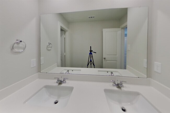 Building Photo - 9835 Willow Creek Commerce Dr