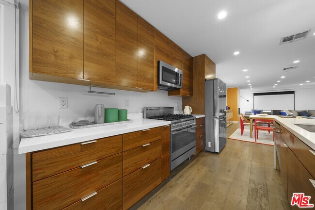 Building Photo - 848 N Las Palmas Ave