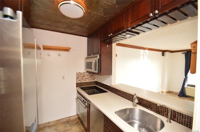 Building Photo - 25-40-40 Shore Blvd