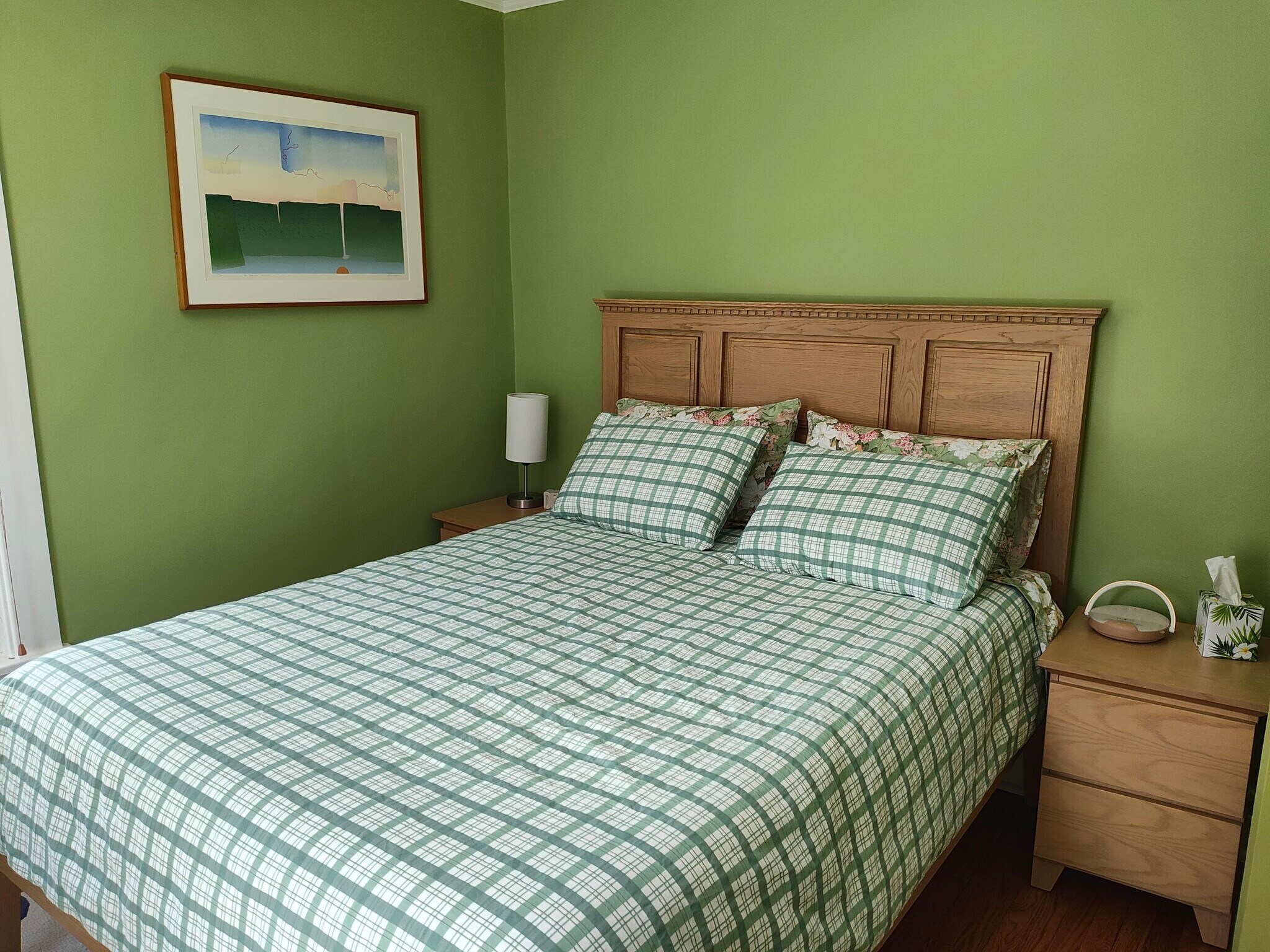 Bedroom, queen mattress with customizable firmness - 413 N Geneva St