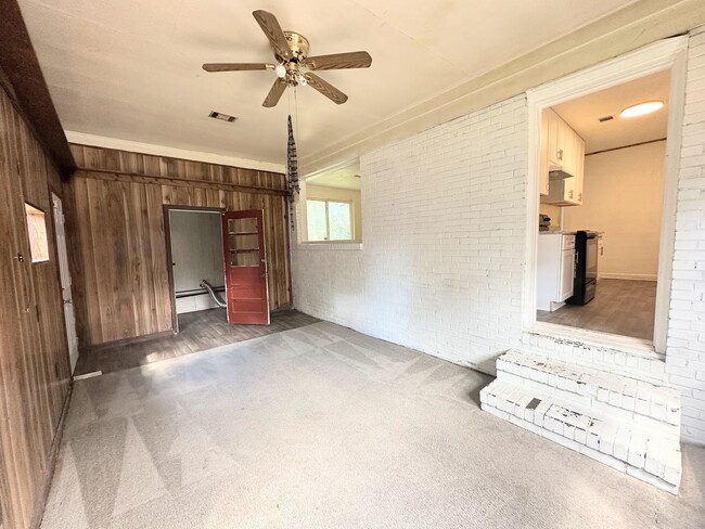 Building Photo - Cozy 3 bedrooms with charming kitchen upda...
