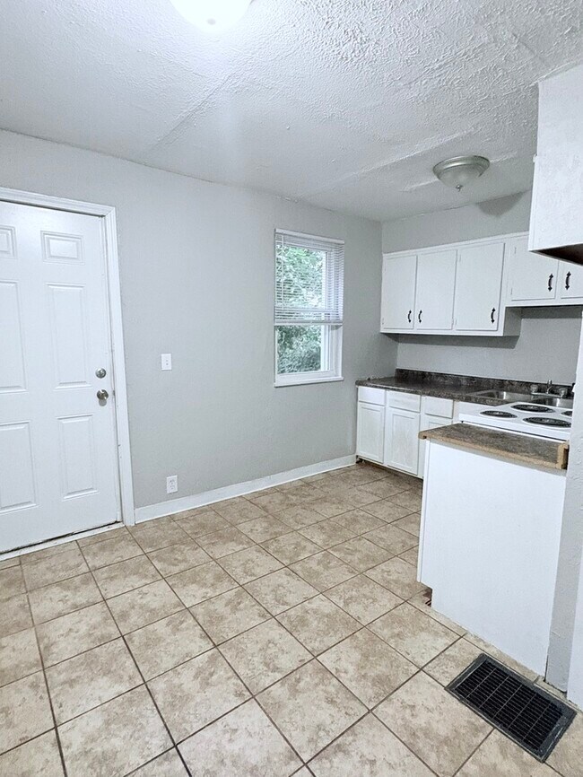 Building Photo - !! MOVE IN SPECIAL: Get 50% OFF on 2nd Mon...
