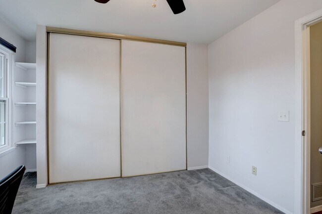 Building Photo - Wonderful 2 bed 2 bath Townhouse with Fire...