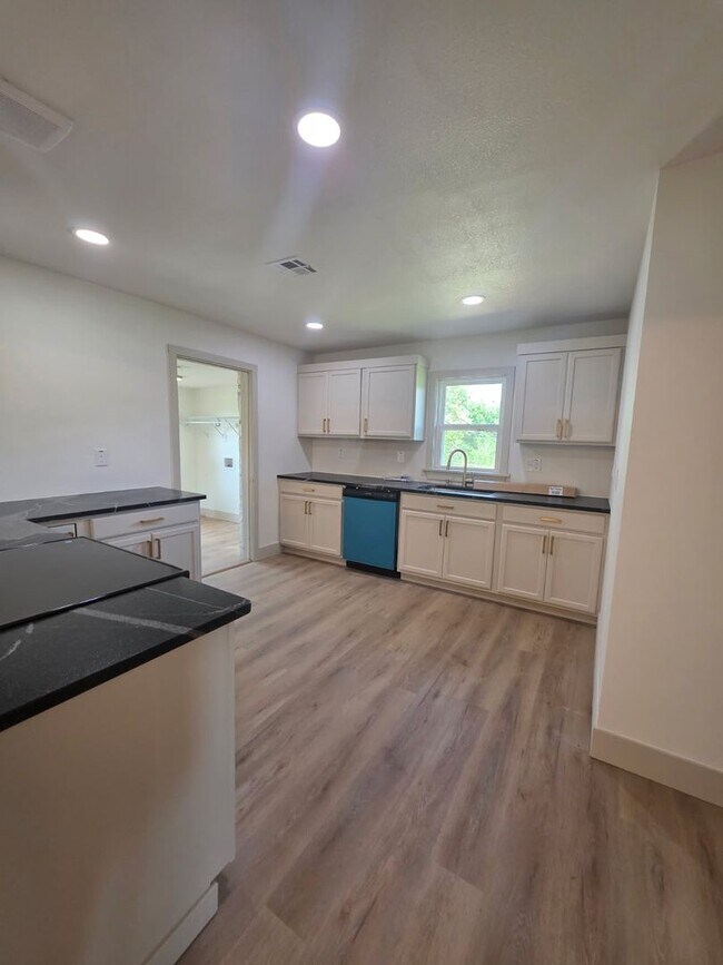 Building Photo - Gorgeous 3 bedroom 1 bath Duplex on street level (separate studio located below).