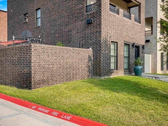 Building Photo - 210 Veracruz Dr