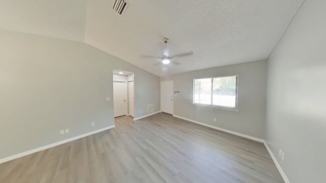 Building Photo - Beautiful 3 Bedroom, 2 Bathroom Home for Rent in Ocala Park Estates – Ocala