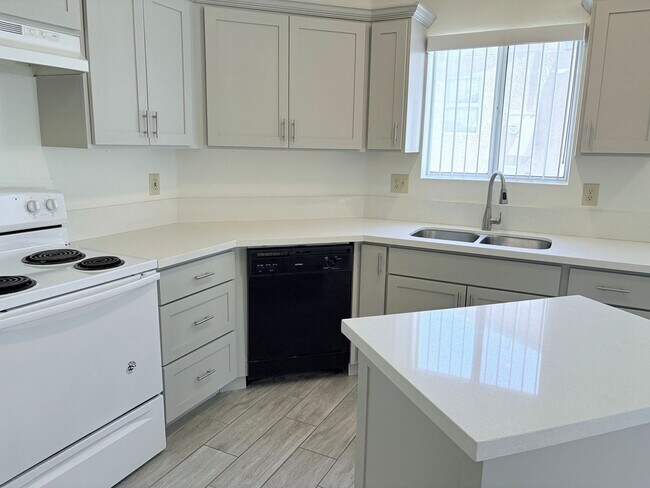 Building Photo - newly remodeled 3 bed/ 2 bath home