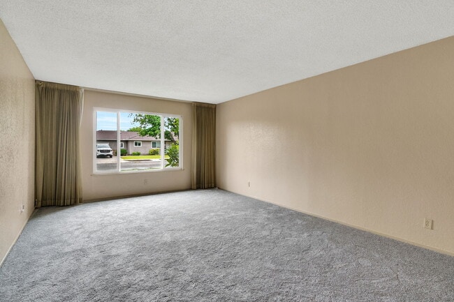 Building Photo - 1564 E Escalon Ave