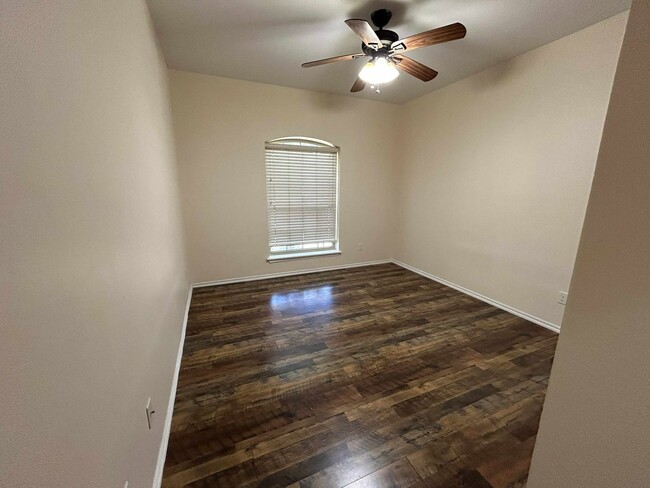 Building Photo - Elegant Living in the Heart of OKC – Impec...