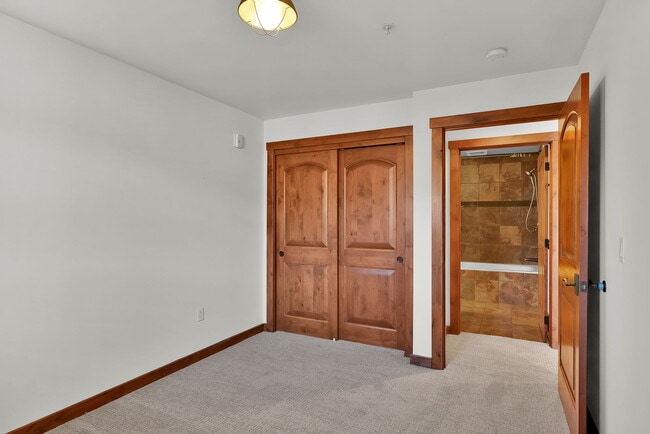 Building Photo - 834 Mc Kinley Ave W