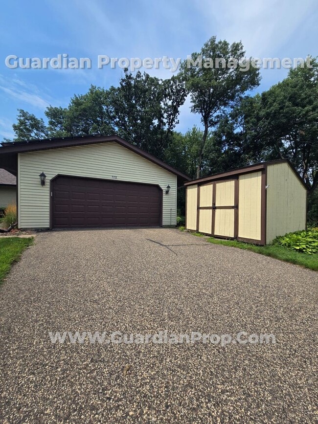 Building Photo - Available now! Spacious Shoreview Home, En...