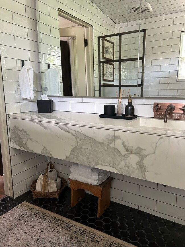 Building Photo - 6 Bed/2.5 Bathroom house in Provo!