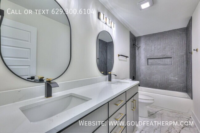 Building Photo - 402B E Trinity Ln-