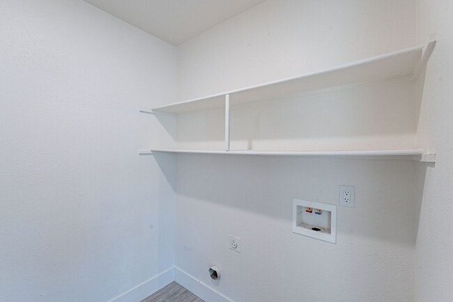 Building Photo - Gated community townhome- fully updated!