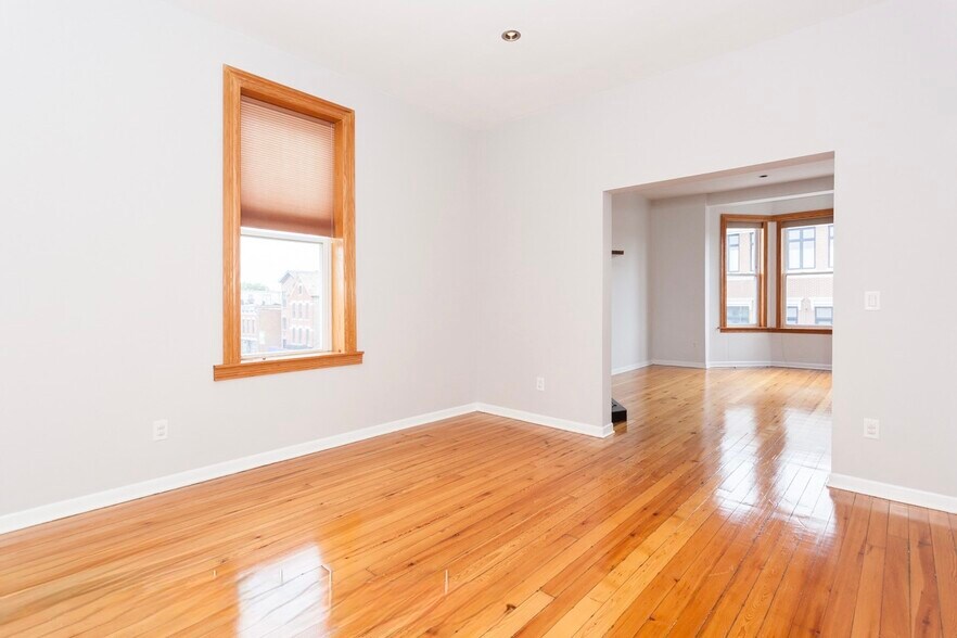 Building Photo - 2204 N Clybourn Ave