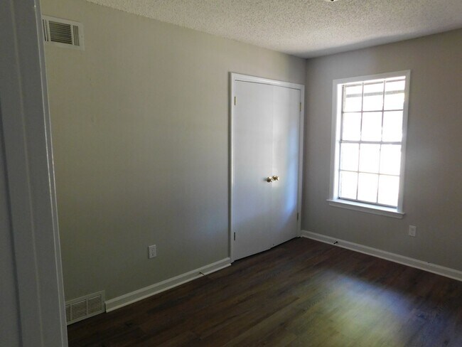 Building Photo - 6510 Heather Rd