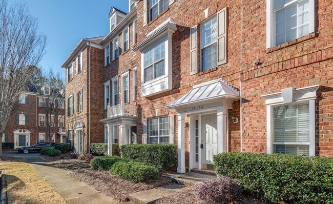 Building Photo - This Stunning Townhome in the Heart of Ballantyne