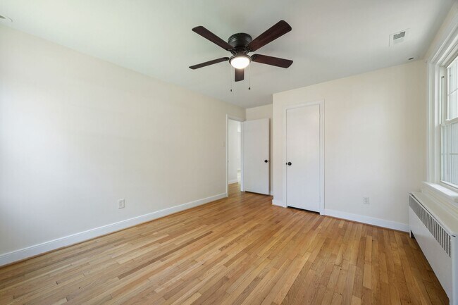 Building Photo - Beautiful 2 Bedroom Corner Lot of Park Ave! ***Available Late June 2026***