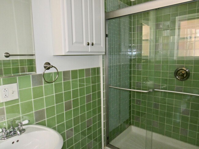 Building Photo - Cozy 1 Bed / 1 Bath - River West