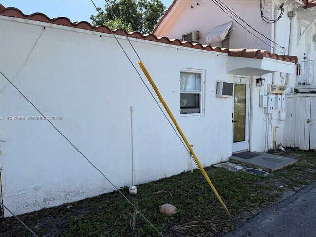 Building Photo - 1725 Hayes St