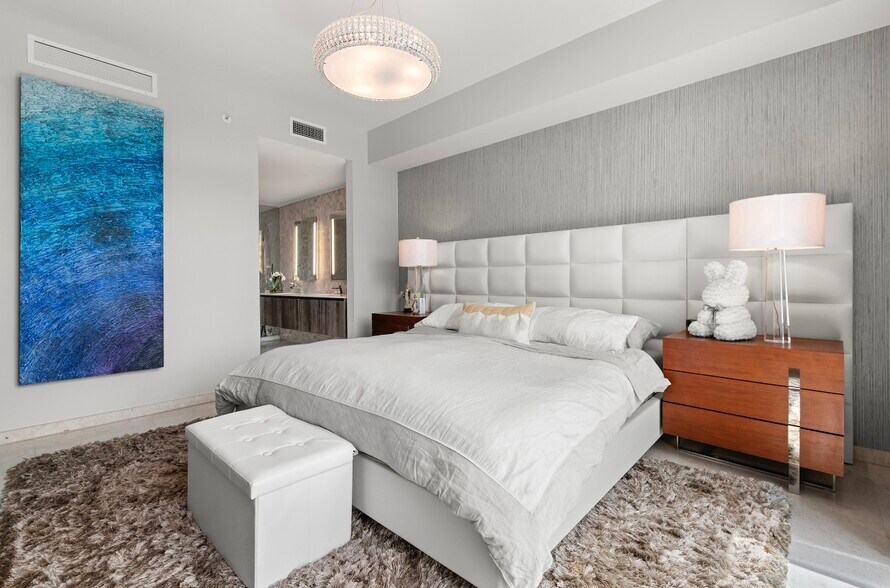 Building Photo - 950 Brickell Bay Dr