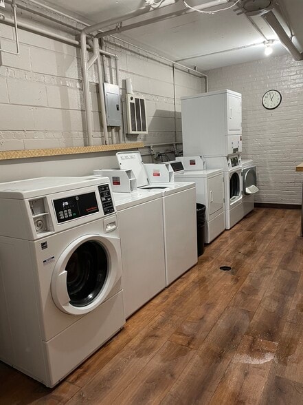 laundry facilities - 5920 N Kenmore Ave