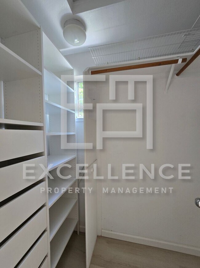 Building Photo - Beautifully Updated 3/2.5 House with Open ...