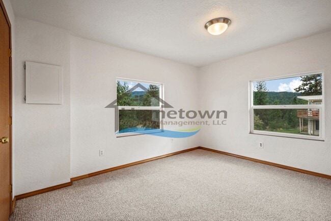 Building Photo - Post Falls Riverfront Home!