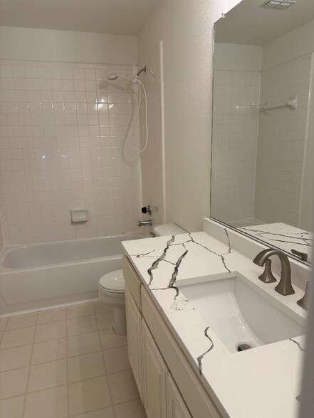 Building Photo - 4205 Lakeside Dr