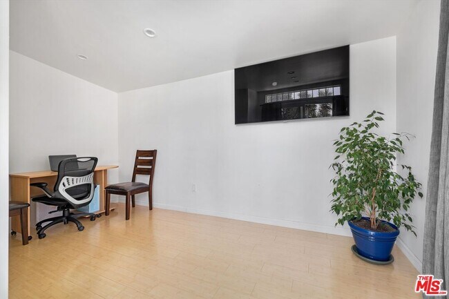 Building Photo - 9231 White Oak Ave