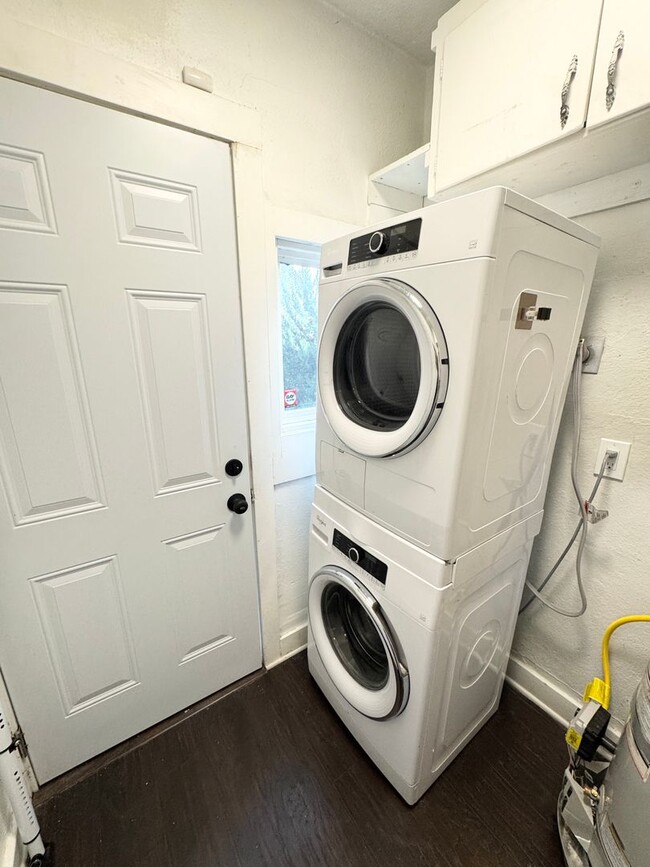 Building Photo - Charming 1 Bedroom 1 Bath Historic Duplex, Land Park-Curtis Park Area SEE VIDEO