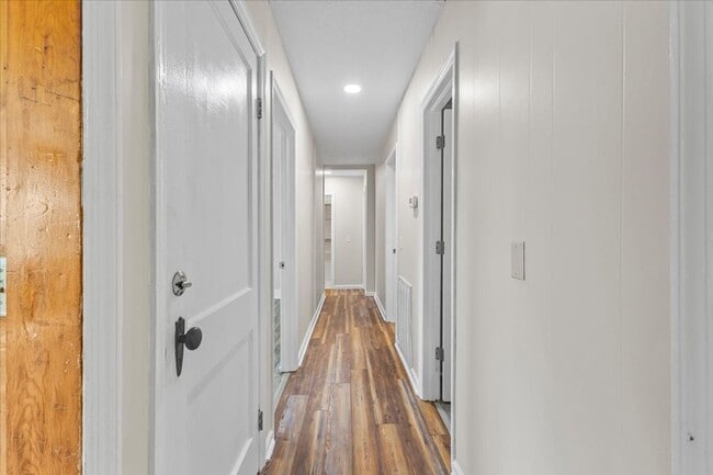 Building Photo - 4 bedroom, 2 bath home with den and garage...