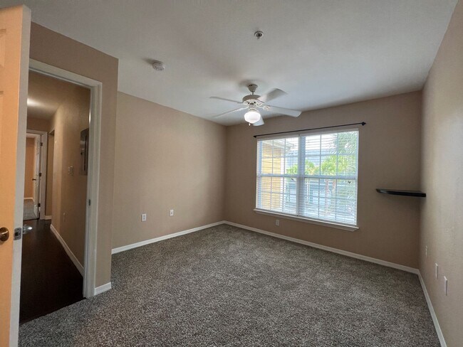 Building Photo - Beautiful 2-bedroom, 2-bath Condo available in sought after Admirals Walk private gated community.