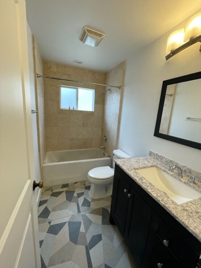 Building Photo - Rent Special - 2 weeks free rent!! 3 bedro...