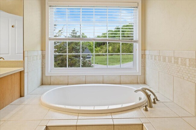 Building Photo - Bright and Spacious Home on Cascades Rd