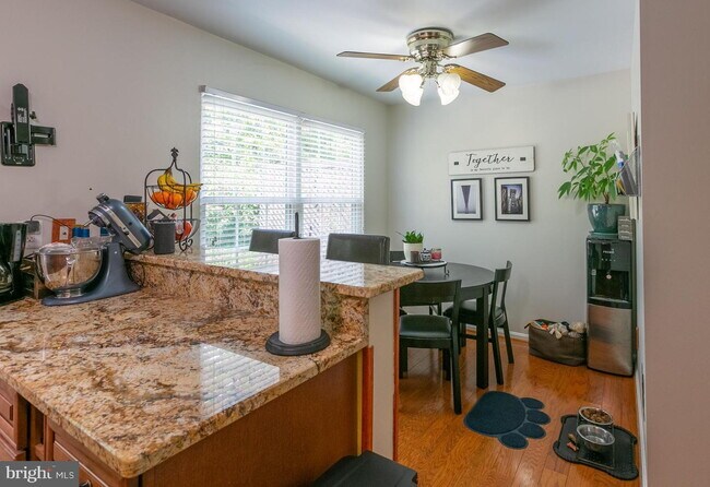 Building Photo - Stylish and Spacious Townhome with Open Floor Plan and Updated Kitchen