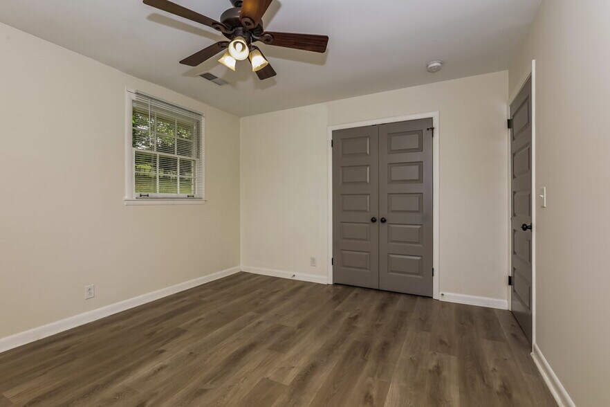 Building Photo - 121 Lakeside Park Dr