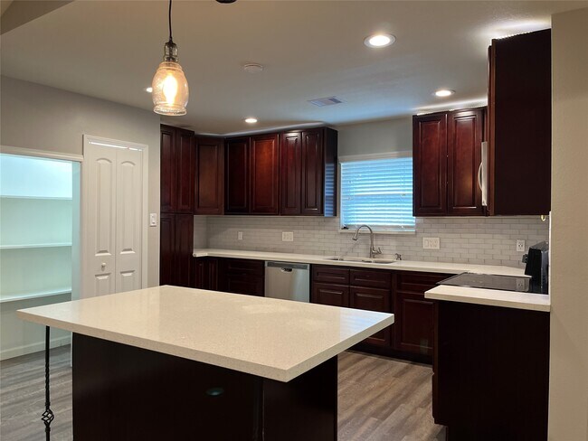 Building Photo - 304 S Shadowbend Dr
