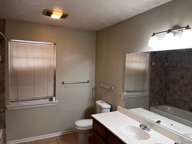 Building Photo - 4009 Hunter Creek Dr