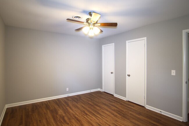 Building Photo - 3 Bedroom 1.5 Bath House w/Large Yard- Easy access to OHB and Nolensville Pk $2200