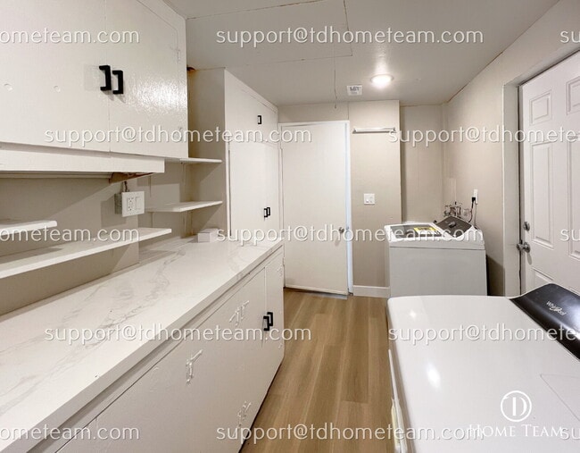 Building Photo - "Charming 4-Bed Haven in Tacoma with Spaci...