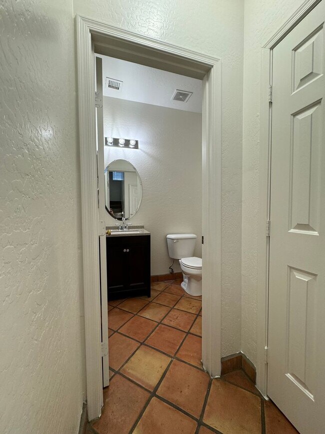 Building Photo - Large 4 bedroom house- Laveen