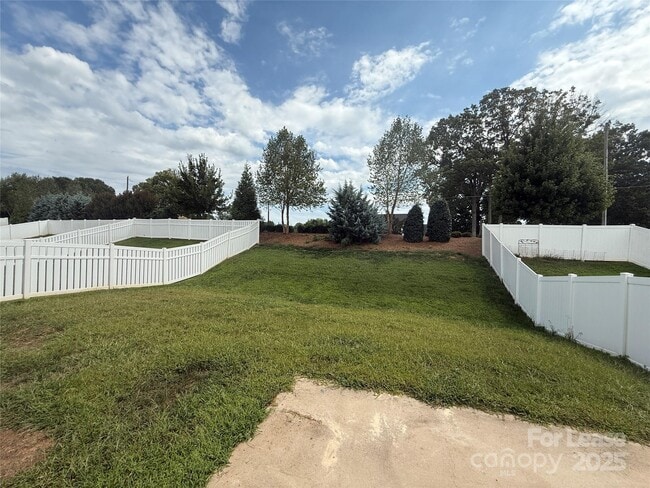 Building Photo - 106 E Americana Dr