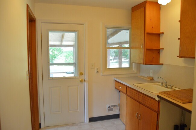 Building Photo - Spacious 3BR Home on Quiet Cul-de-Sac – Minutes from Downtown TC!