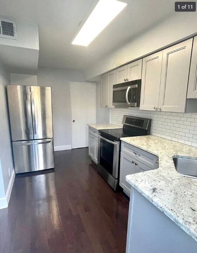 Building Photo - 3 bedroom 1 bath house available in North ...