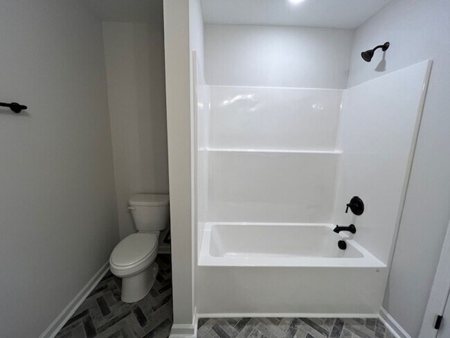 Building Photo - Discover this modern townhouse in Winnabow, NC,