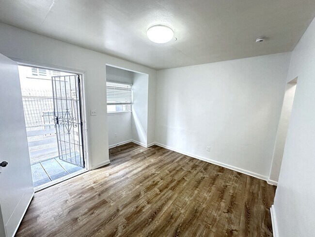 Building Photo - 1321