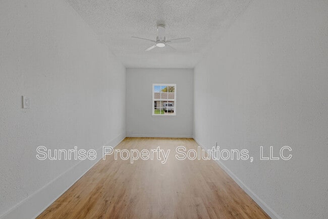 Building Photo - 9301 N Sherwell Dr