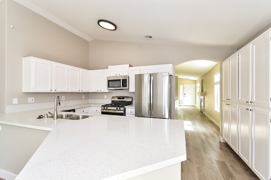 Building Photo - 7017 Desert Clover Ct