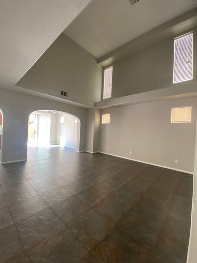 Building Photo - Southern Highlands 4 Bedroom- Single Famil...